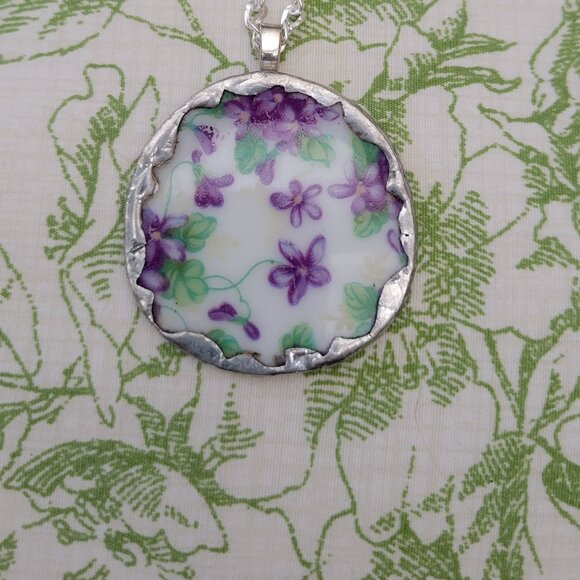 Vintage Yada China Broken Purple Pansy Soldered Pendant Necklace - Picture 1 of 4